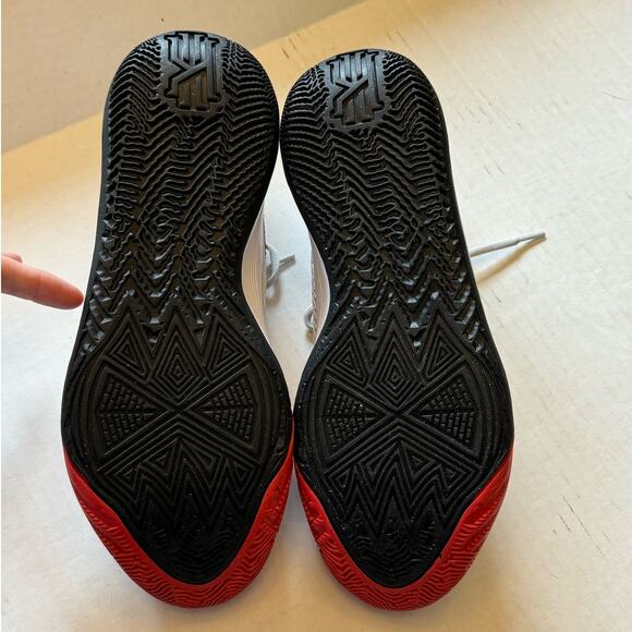 Nike Kyrie Flytrap 6 Athletic Shoes Gray/Red NEW Size 9 - Picture 9 of 9